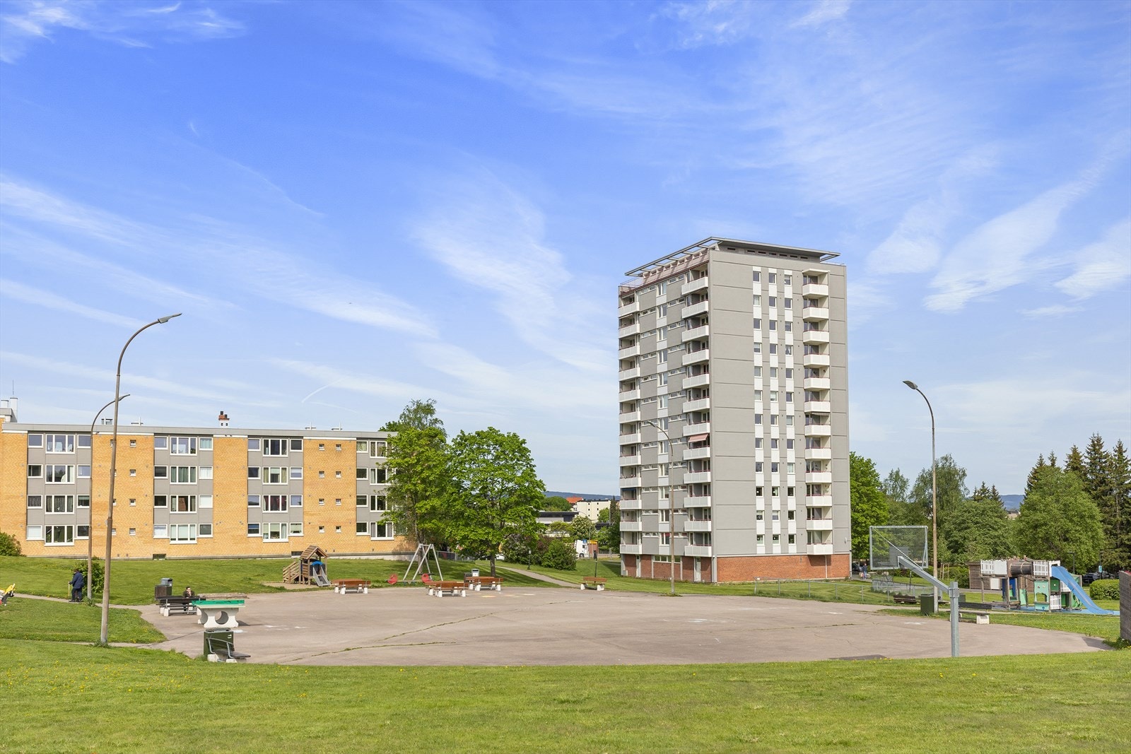 Borettslaget har store utearealer med ballbane, sittegrupper, lekeplasser og store friarealer med store gressplener. Galleribilde