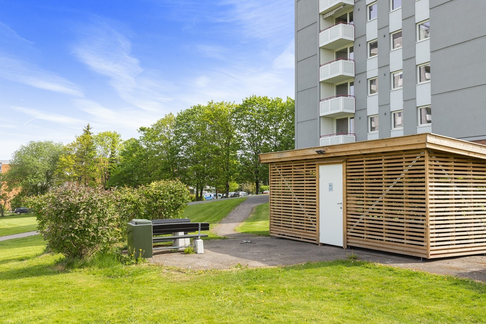 Borettslaget har praktiske utvendige sykkelboder. Galleribilde