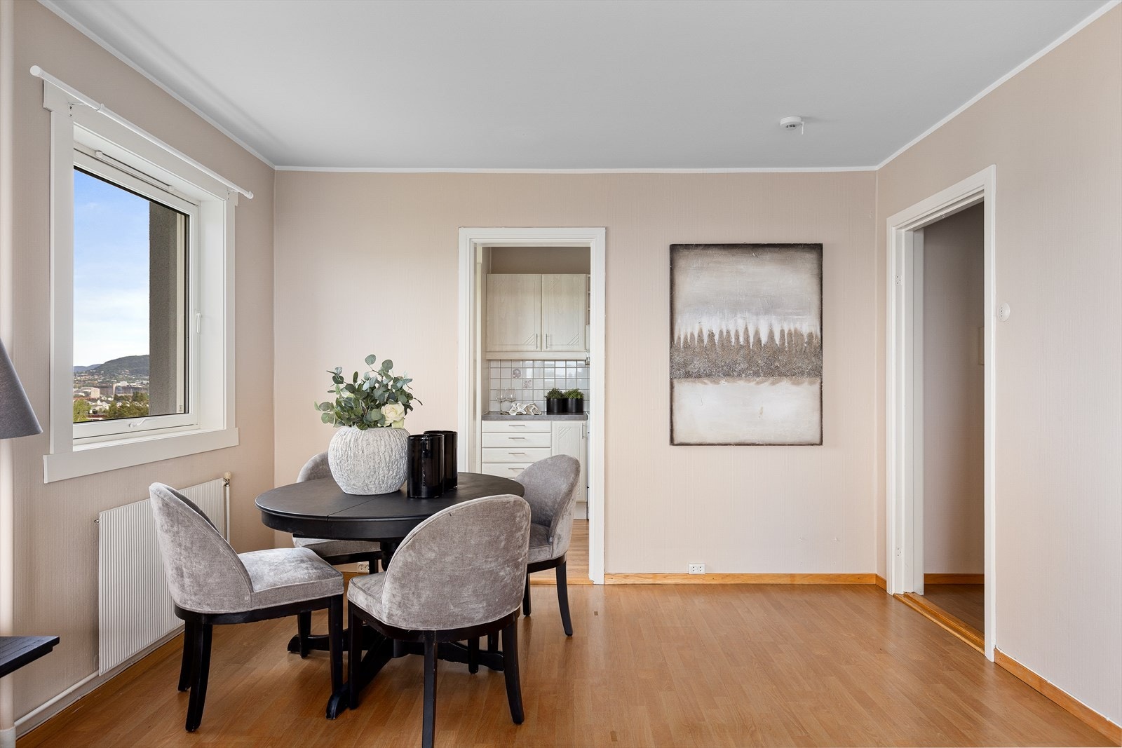 Spisestueplassen ligger med enkel adkomst fra kjøkkenet Galleribilde