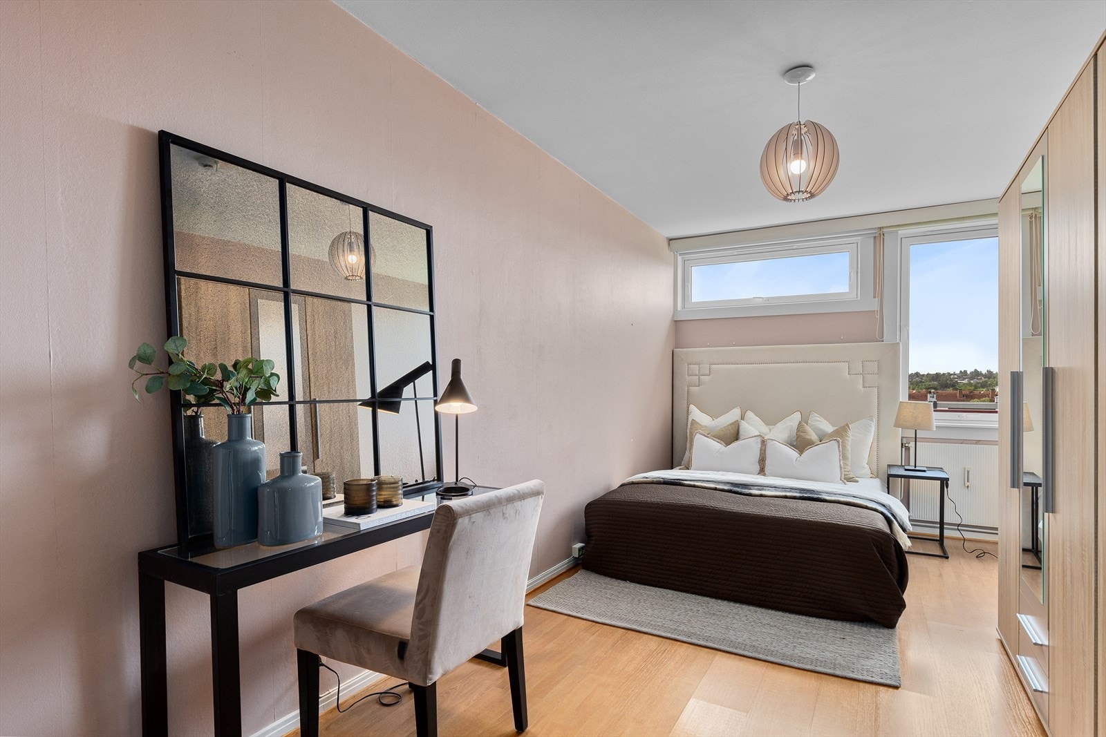 Soverommet er av god størrelse og har god plass til dobbeltseng, skrivebord, skap m.m. Galleribilde