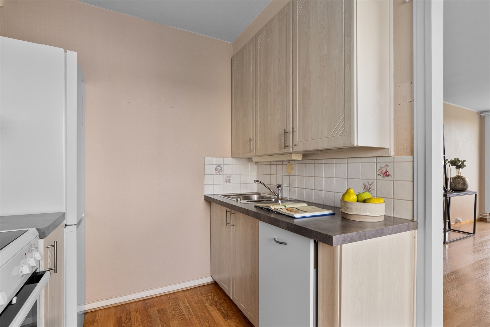 Kjøkkenet har integrert oppvaskmaskin med glatt hvit front. Oppvaskkum (1 ½ kum) med ettgreps blandebatteri. Galleribilde