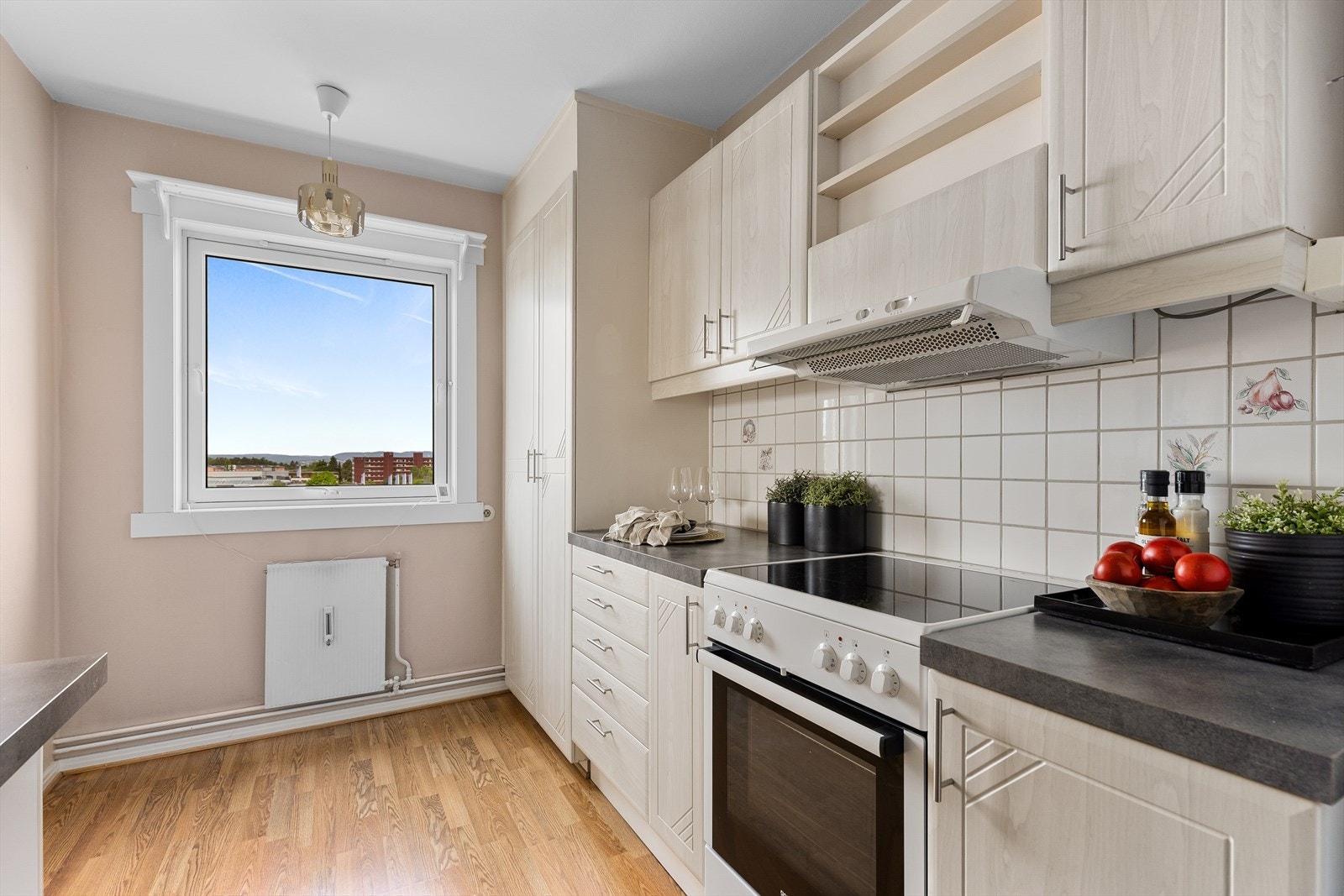 På kjøkkenet er det plass til et frokostbord med stoler. Galleribilde