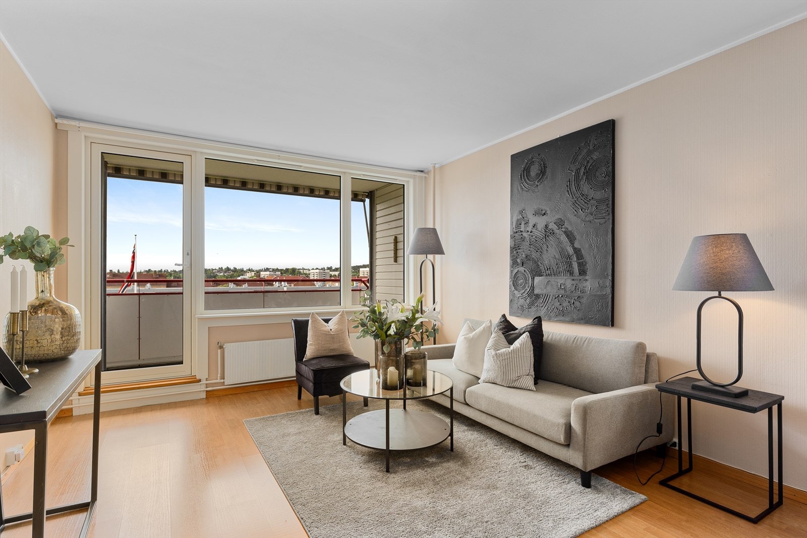 Stuen er romslig og har nyere vinduer med store vindusflater som slipper inn godt med dagslys. Det er vinduer mot syd og vest. Galleribilde