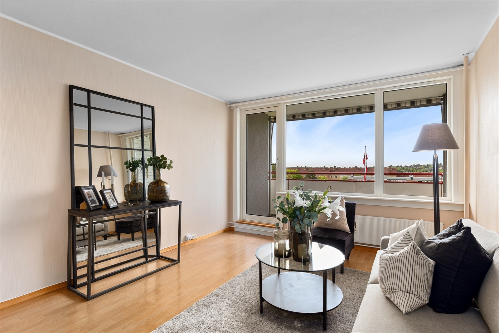 Det er laminat på gulv i stuen Galleribilde