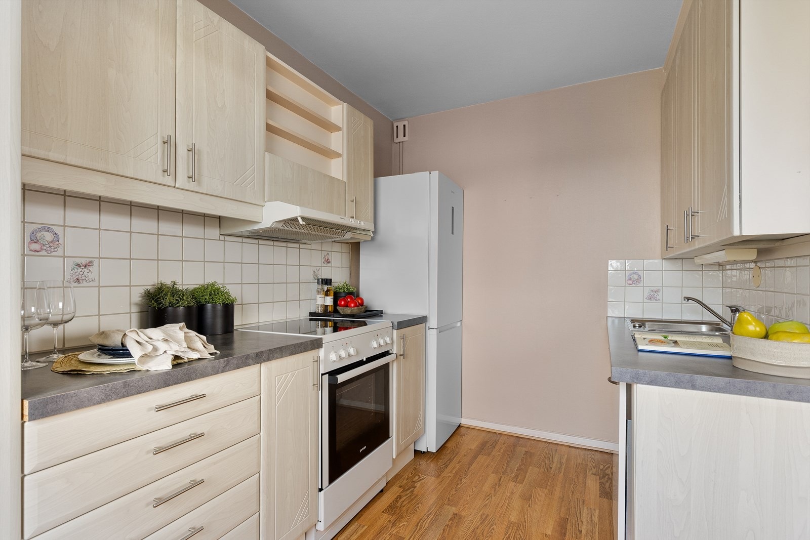 Romslig kjøkken med nyere profilerte og folierte fronter. Delvis eldre/originale skrog. Benkeplater i laminat fra 2011. Galleribilde