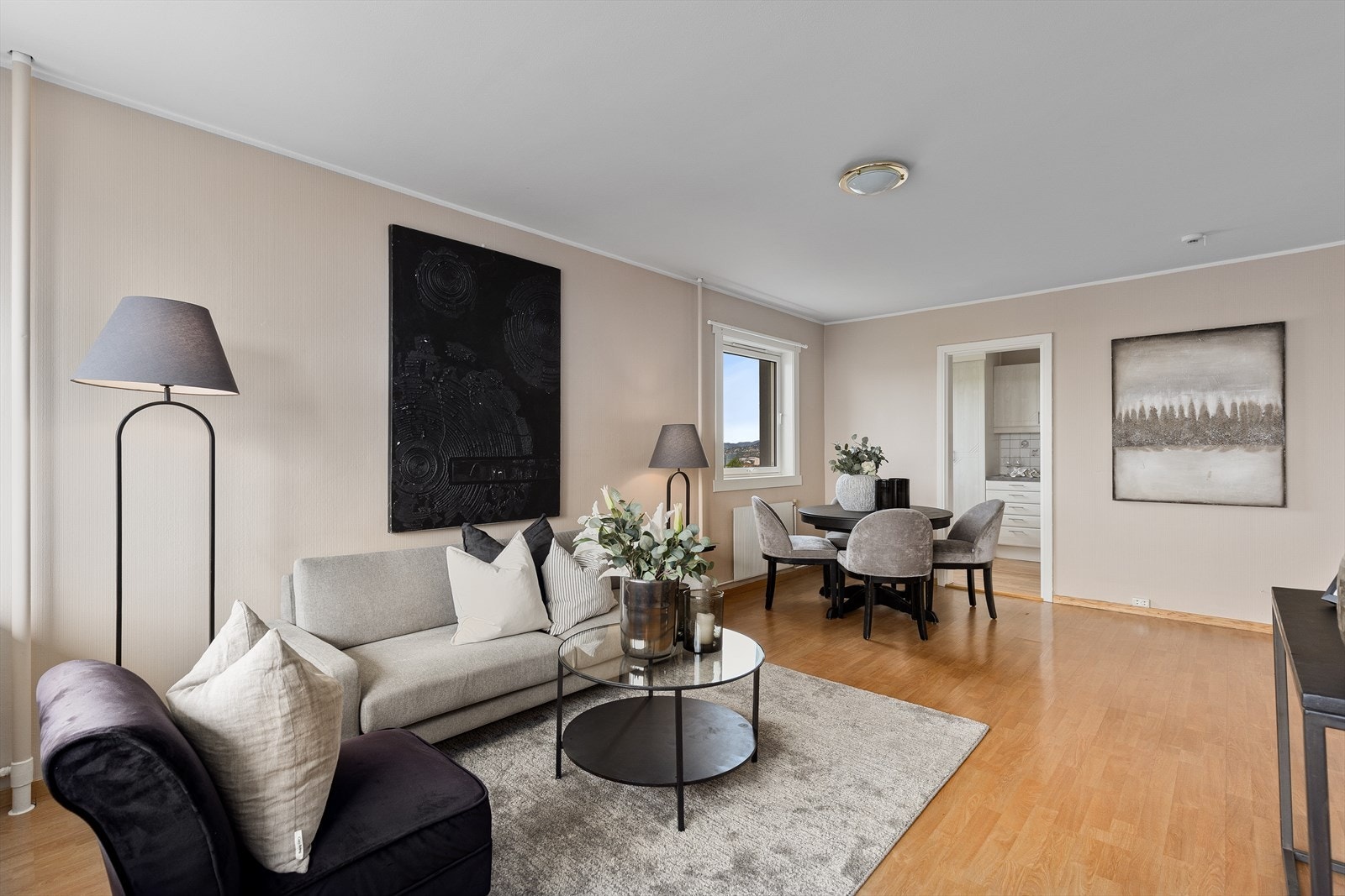 Det er god plass til sofagruppe, spisestue m.m. Galleribilde