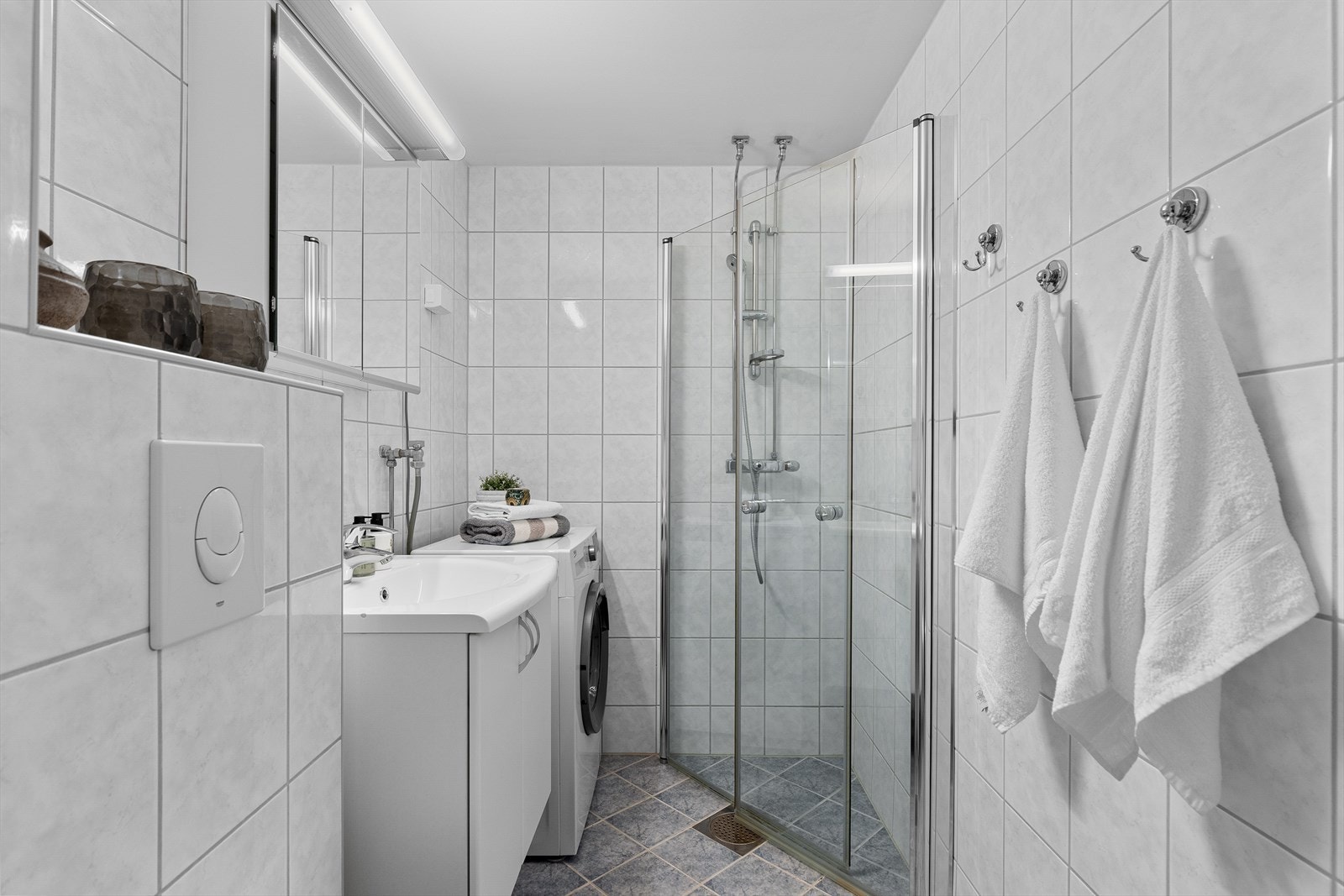 Badet ble oppusset i regi av borettslaget i 2010. Fliser på gulv og vegger. Malt gipsplatehimling. Galleribilde