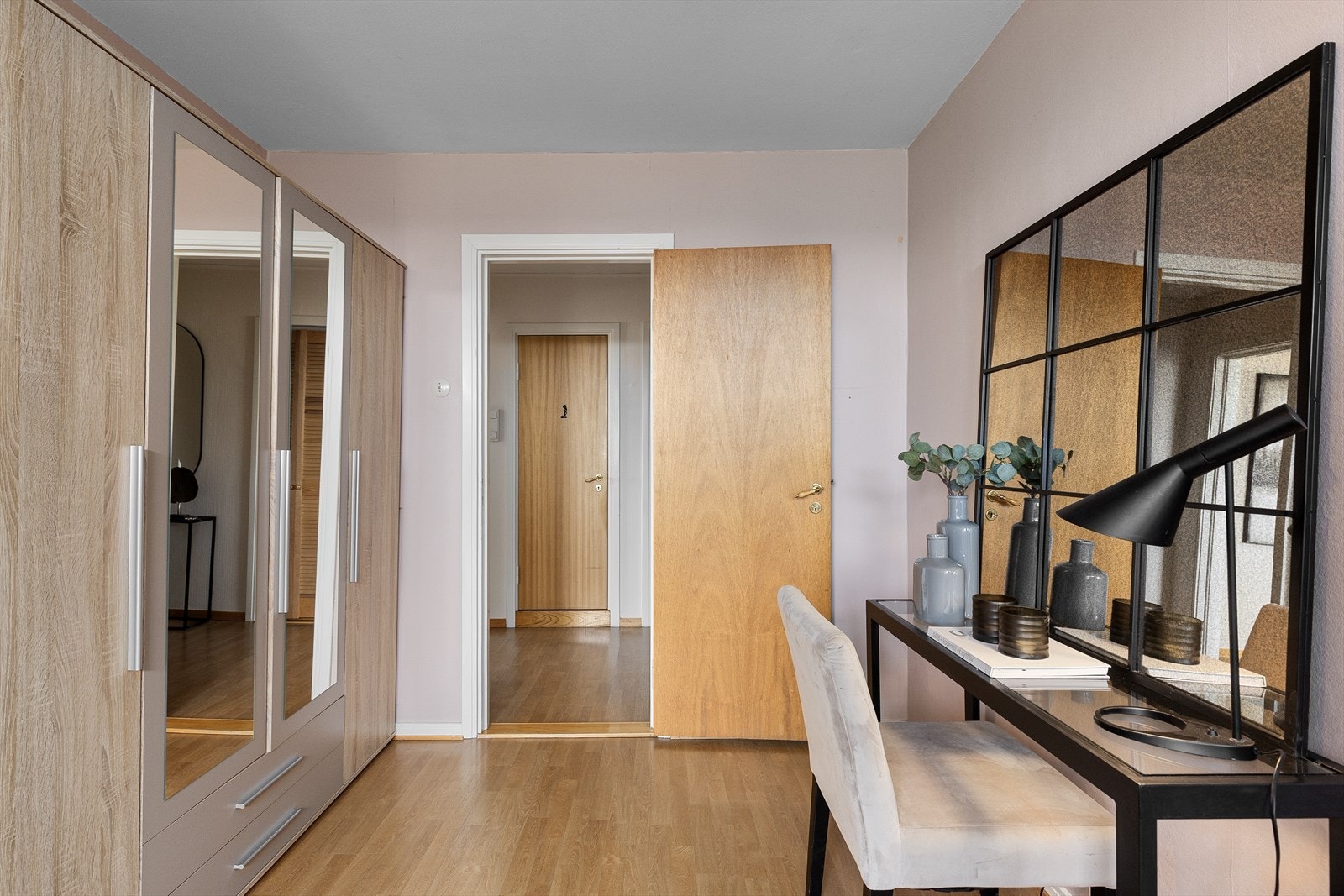 Garderobeskap medfølger Galleribilde