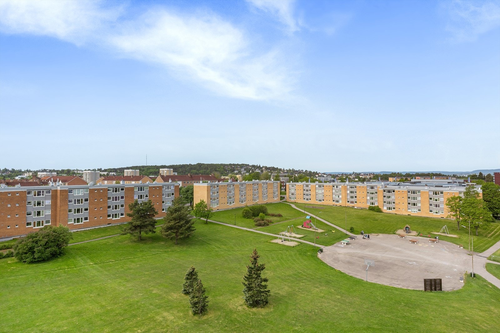 Flott utsikt over nærområdet fra balkongen Galleribilde