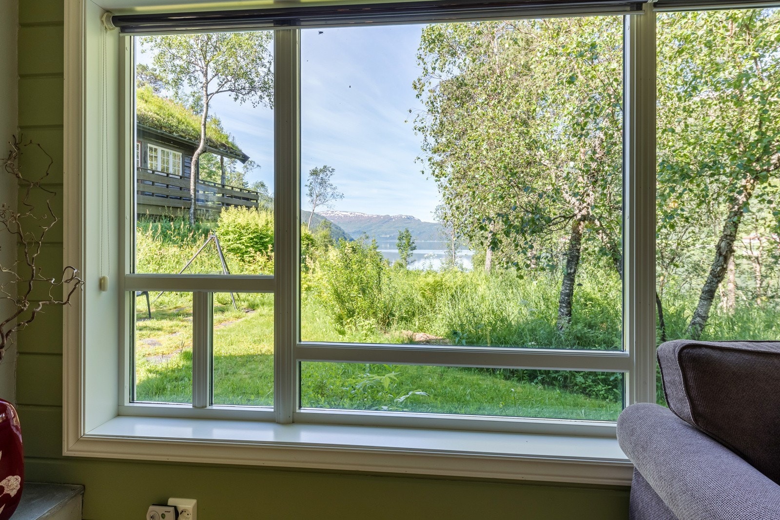 Usjenerte vindaugsflater som slepp naturen inn i stova! Galleribilde