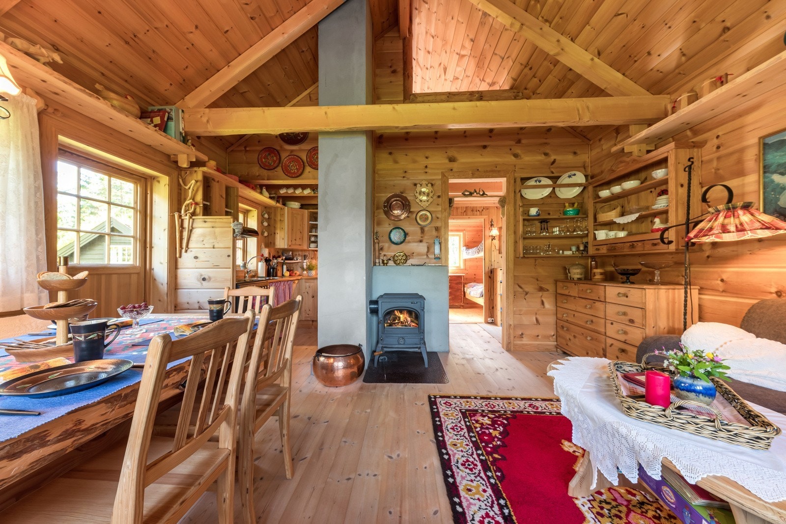 Stova er luftig med god takhøgde og fleire vindauge Galleribilde