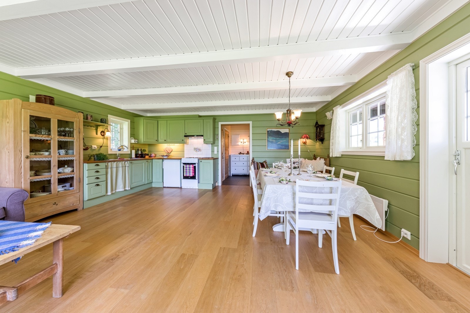 Stove og kjøkken i opa løysing for eit luftig romkjensle Galleribilde