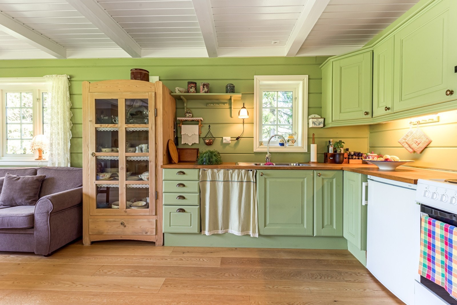 Kjøkkenet har det ein skulle trenge av fasilitetar. Det er ikkje satt inn oppvaskmaskin, men er klargjort for det Galleribilde