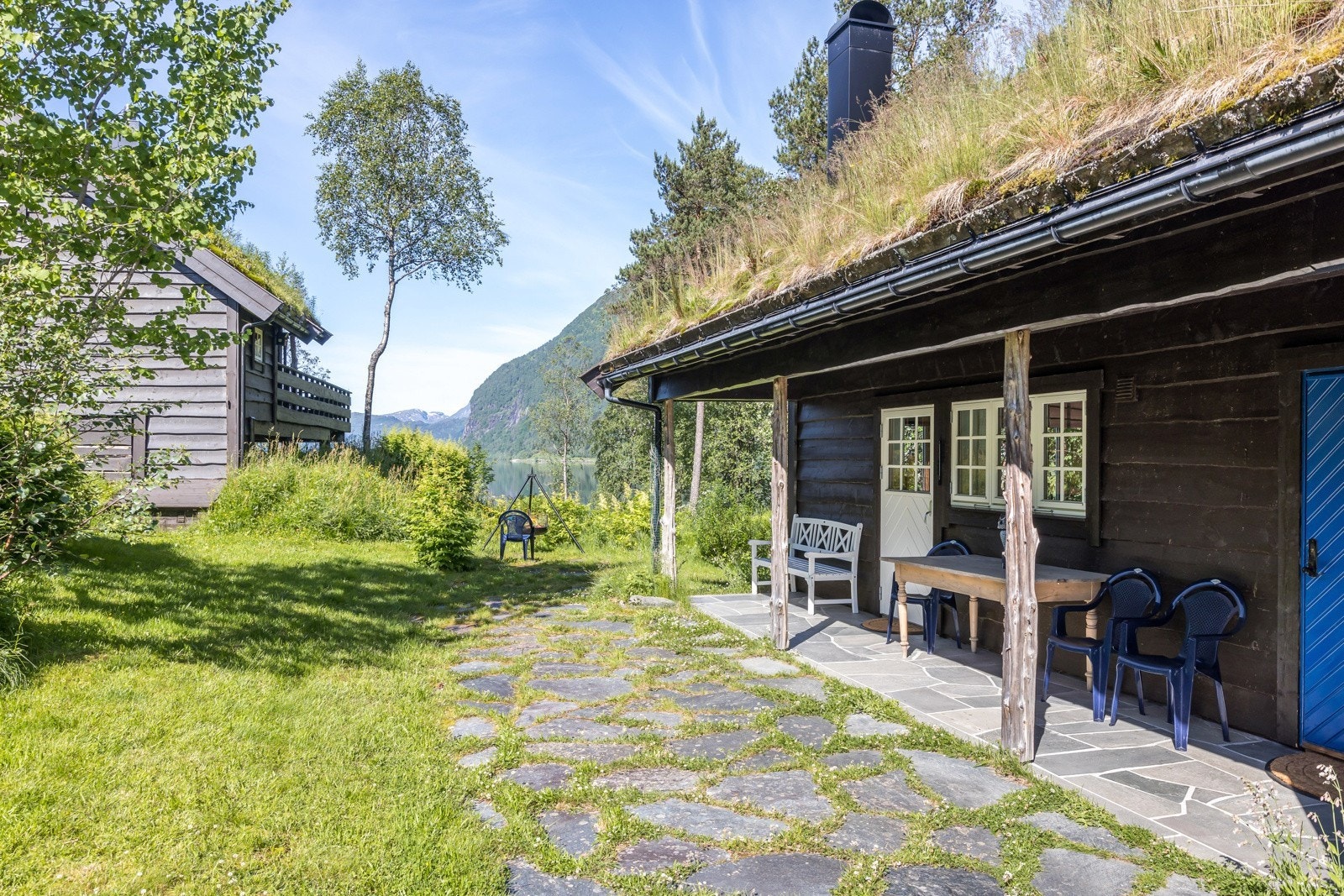 Frå tunet er det nydleg utsikt mot vest utover vatnet og fjella i kring Galleribilde