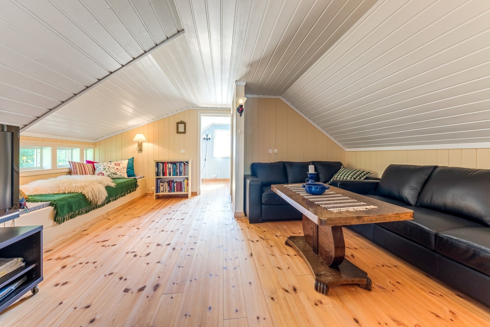 Nyestova har ein romsleg 2. etasje med stove og 2 soverom Galleribilde