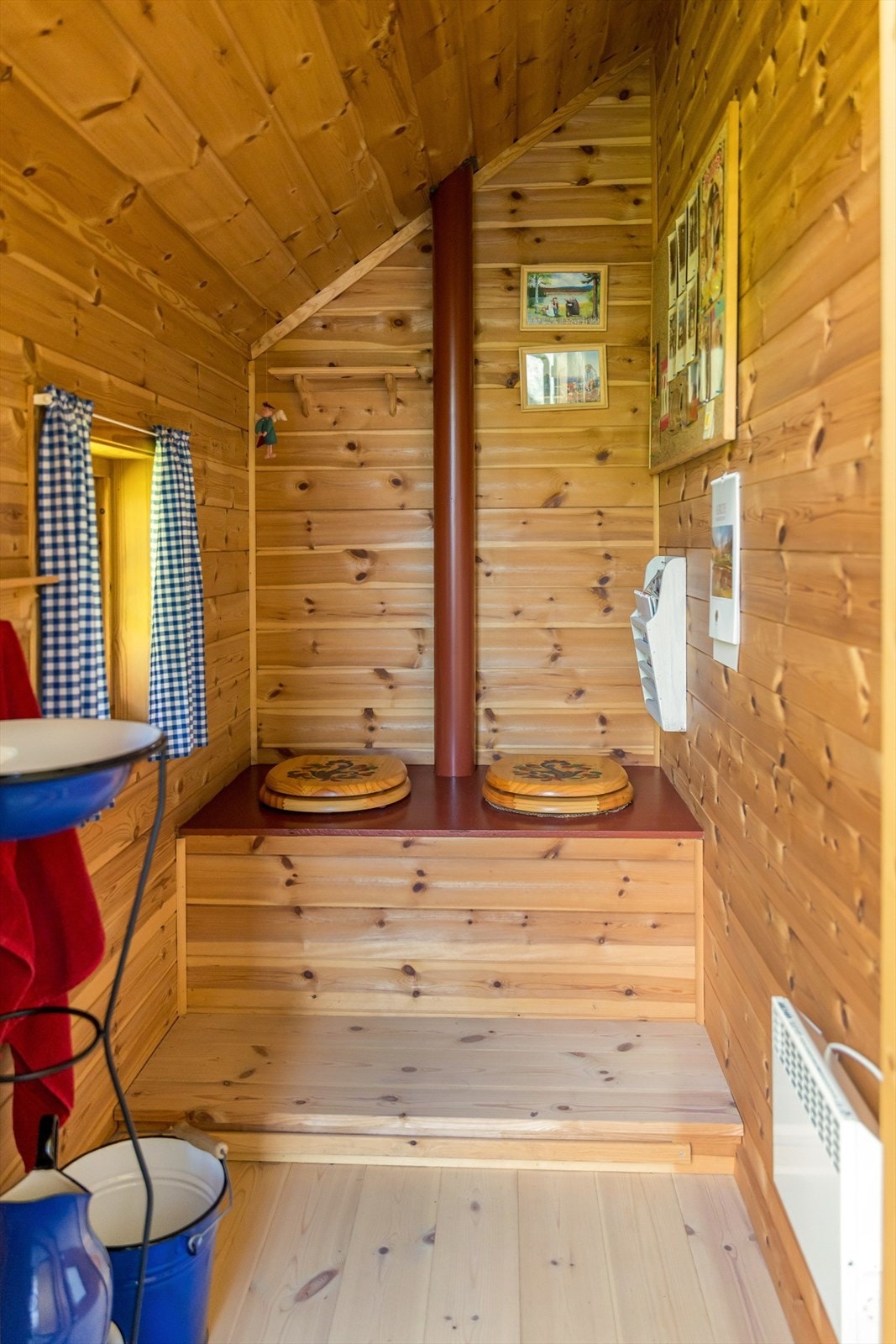 Gamlestova er utstyrt med utedo Galleribilde