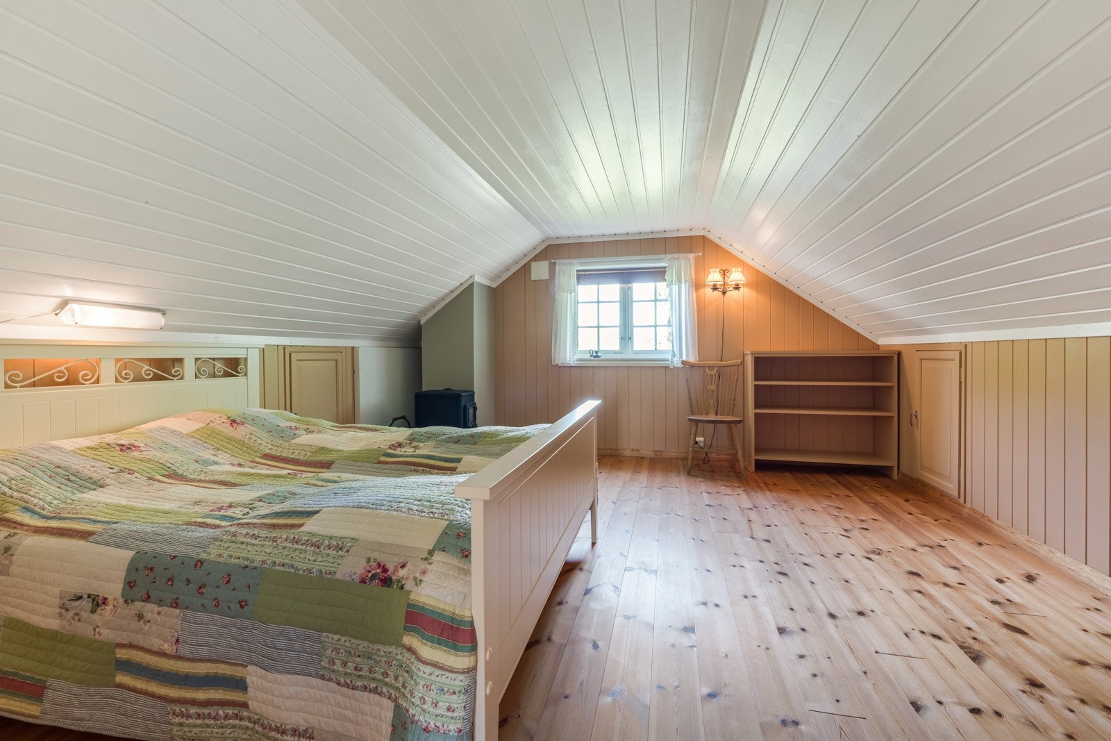 Soverom 2 av 2 med vindauge mot vatnet Galleribilde