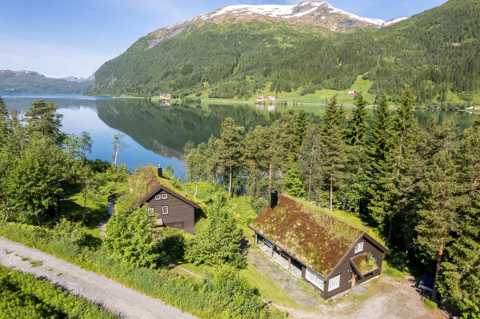 Sjarmerande hyttetun flott plassert ved Haukedalsvatnet Galleribilde
