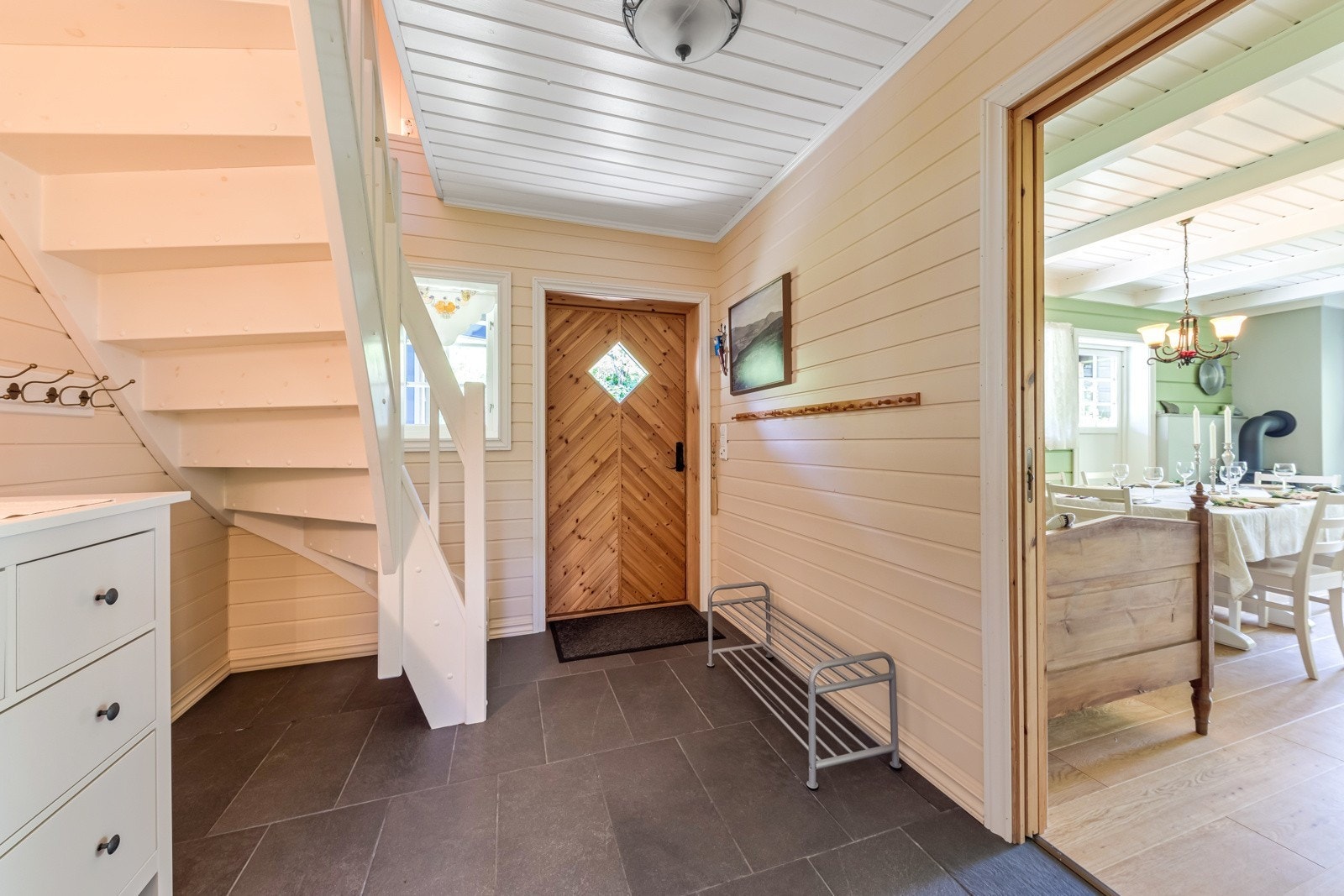 Velkommen inn! I Entré/gang er det fliser med varme Galleribilde