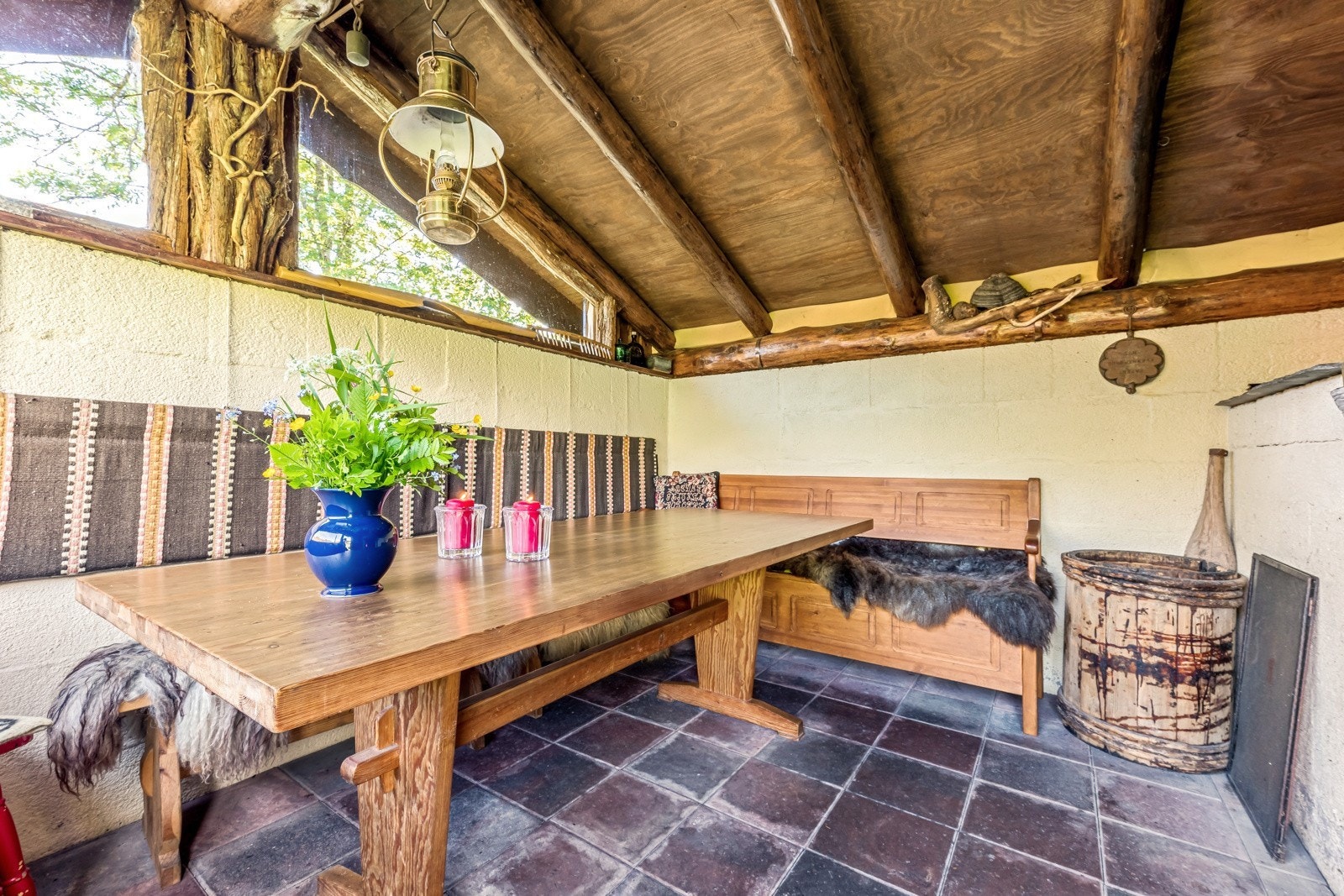 Flott opparbeidd eldhus som ein kan opne opp og lukke ette ynskje Galleribilde