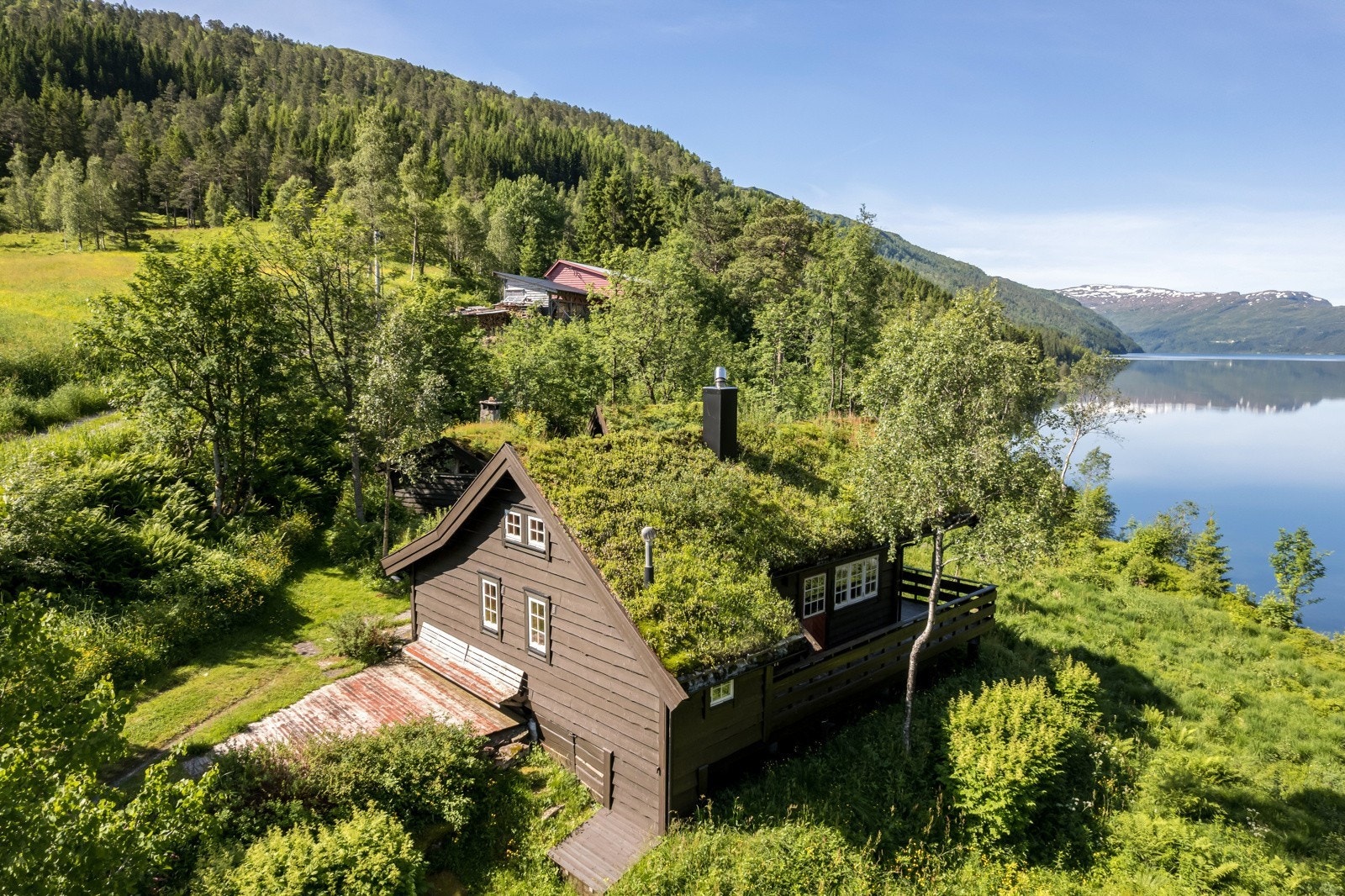 Det er oppført platting mot aust og flotte uteområder rundt gamlestova Galleribilde