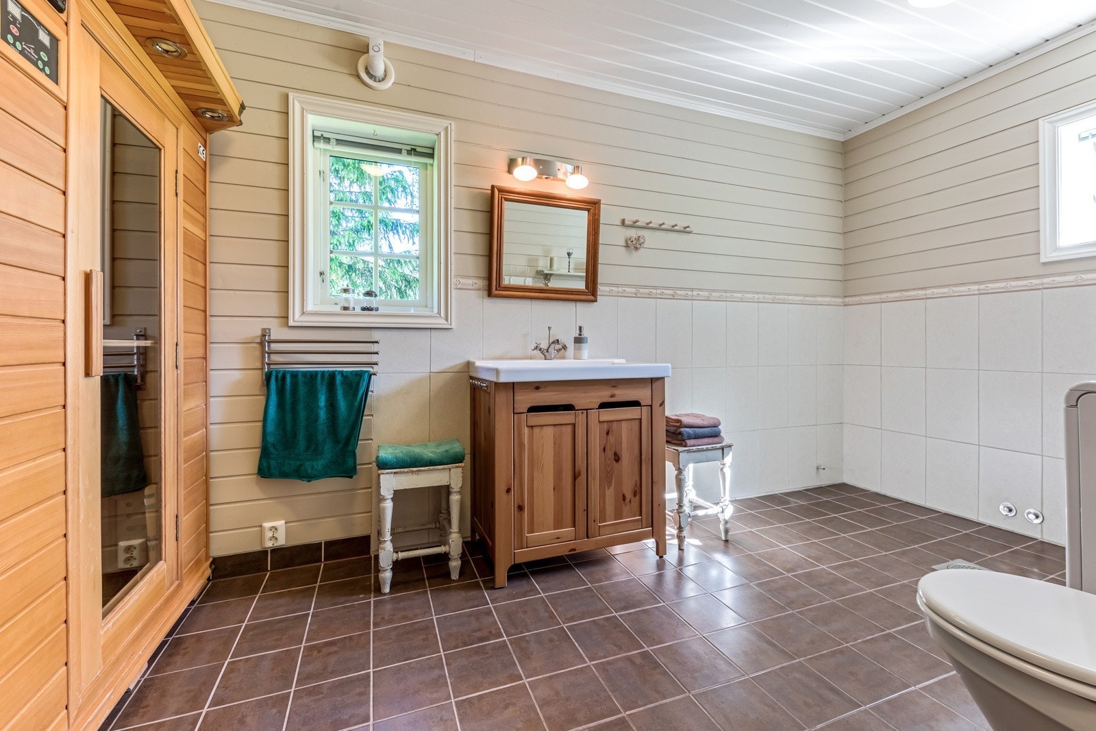 Rommet er innreidd med klosett, servant, opplegg for vaskemaskin, opplegg for badekar, dusjkabinett og sauna Galleribilde