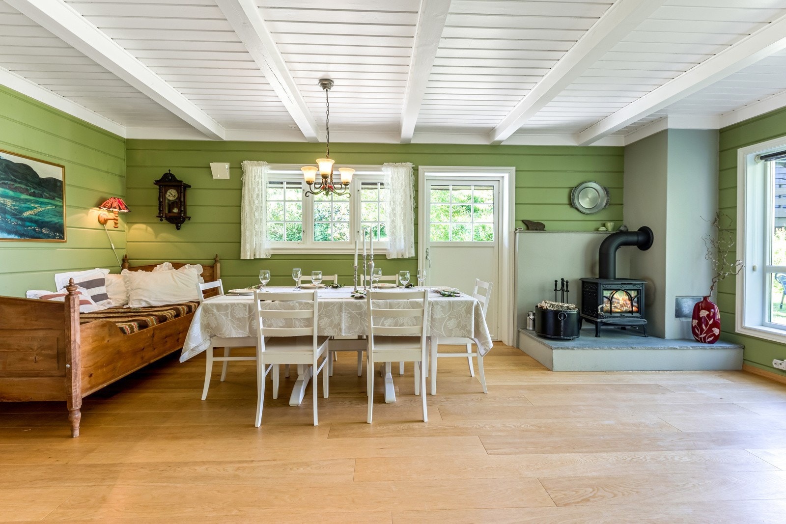 Her er det god plass til både venar og familiesamankomstar. Seng, spisebord og veggur medfølger ikkje salet Galleribilde