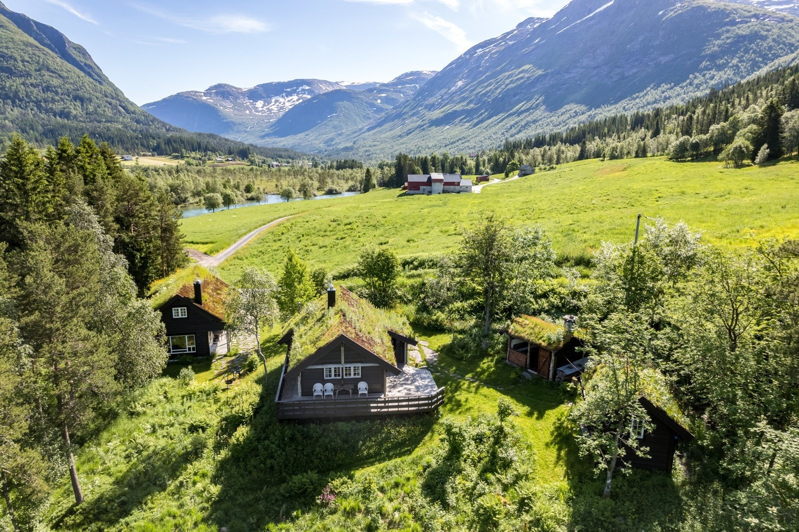 På eigedomen står det 2 fritidsbustader, eit anneks og eit eldhus Galleribilde