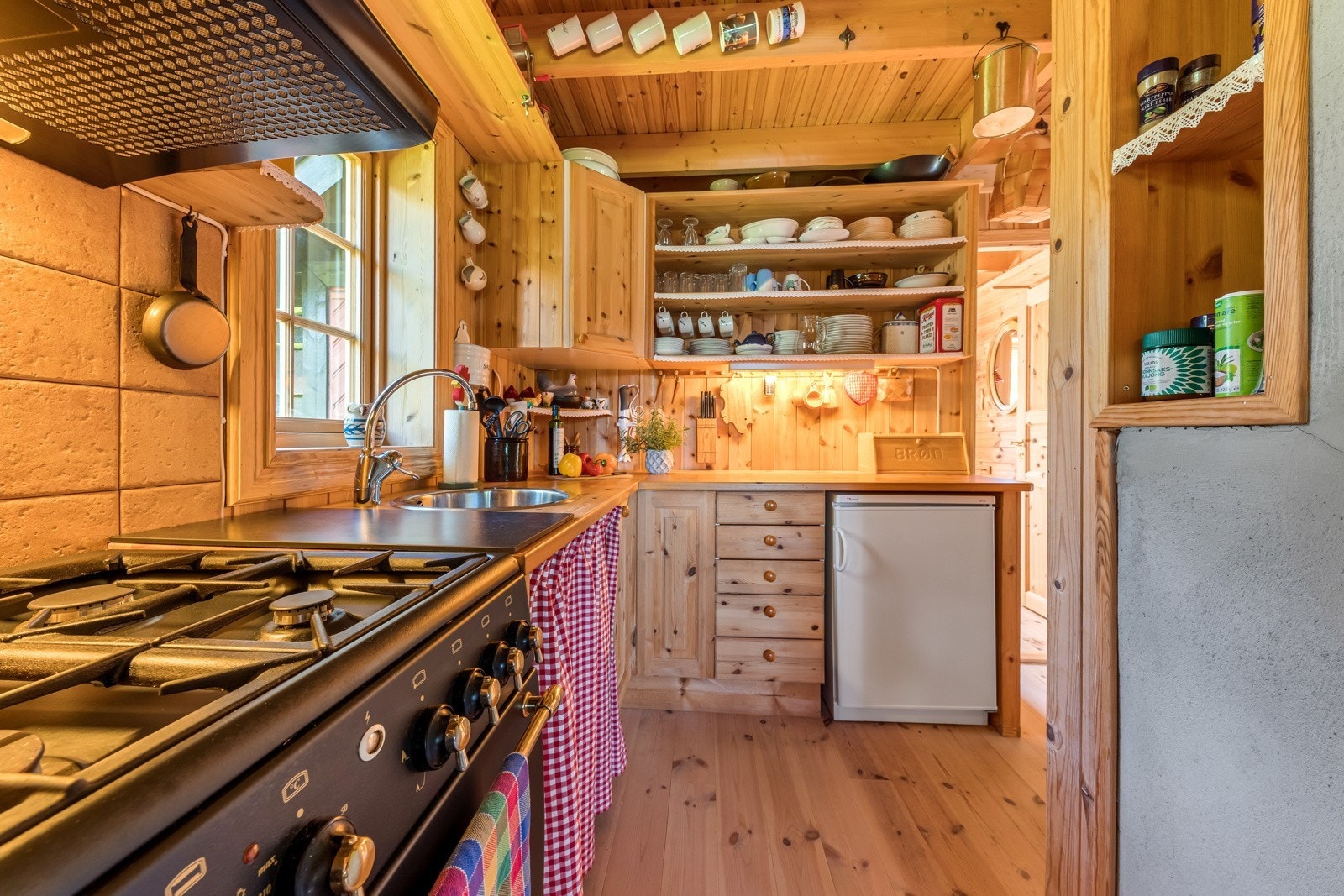 Vindauge over vasken gir eit godt arbeidslys og flott utsyn Galleribilde