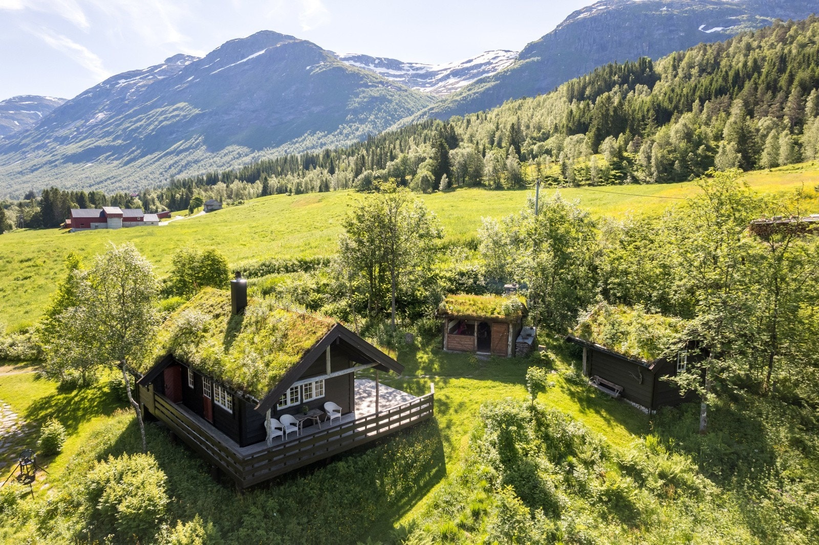 Gamlestova ligg på ei lita høgde like ved nyestova. Her der det også satt opp eldhus og anneks Galleribilde
