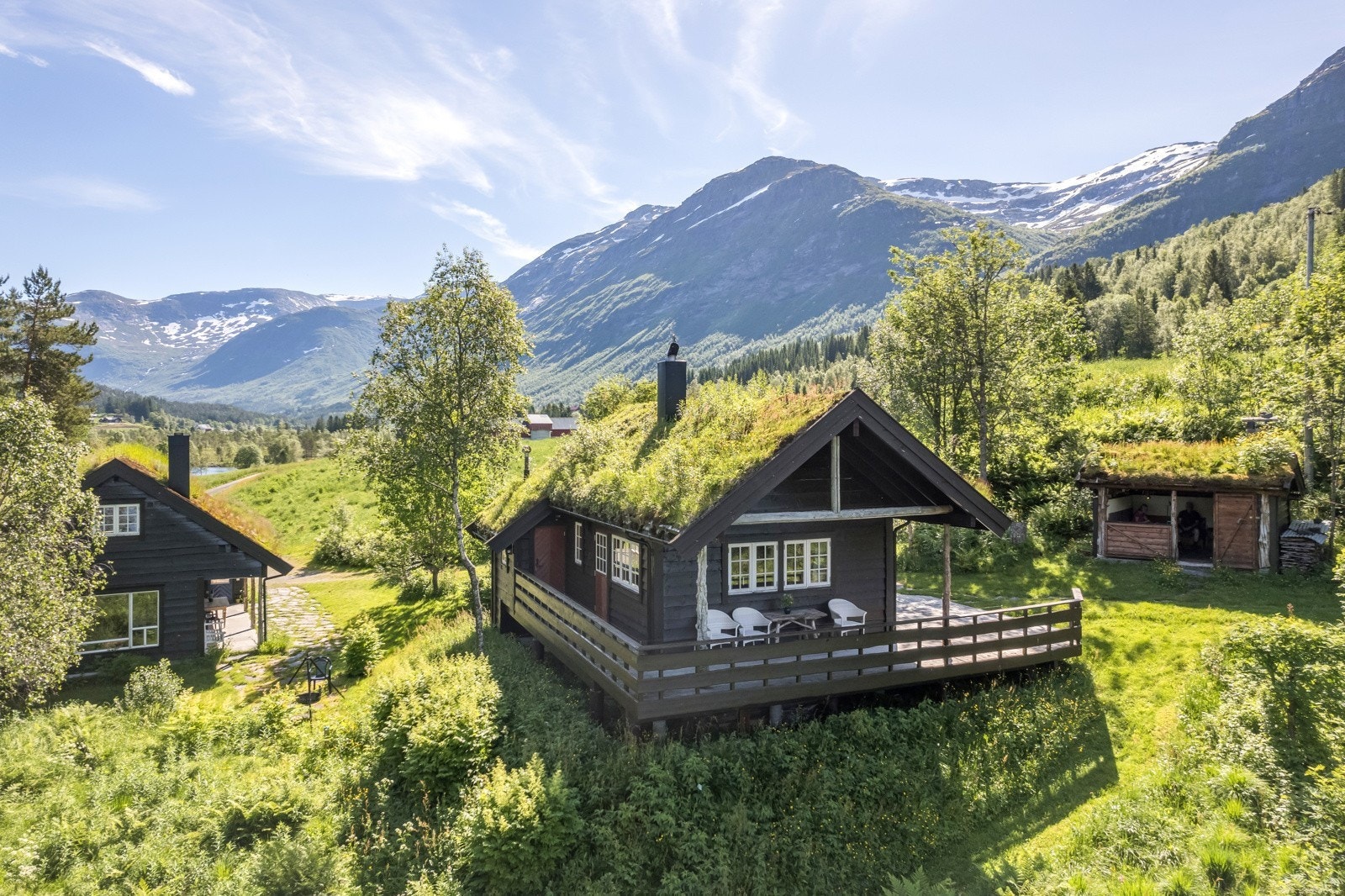 Gamlestova har stor terrasse med overbygg mot vatnet Galleribilde