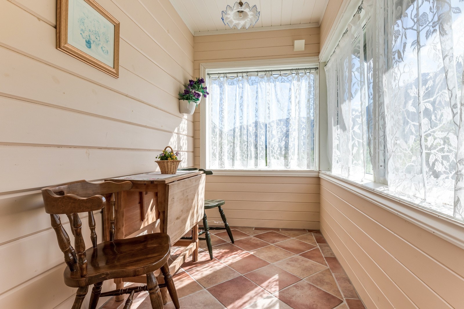 Like utanfor inngangsdøra er det ei bod/vinterstove Galleribilde