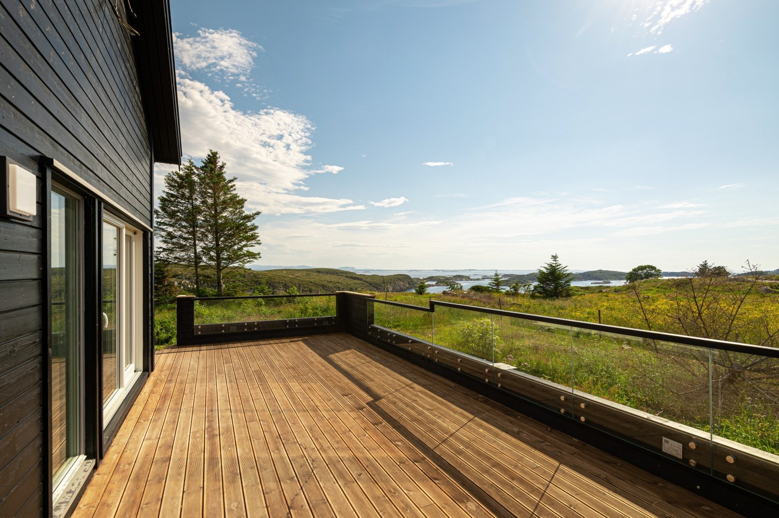 Her kan man nyte sommeren. God plass til flere sittegrupper, grill, badestamp og solsenger Galleribilde