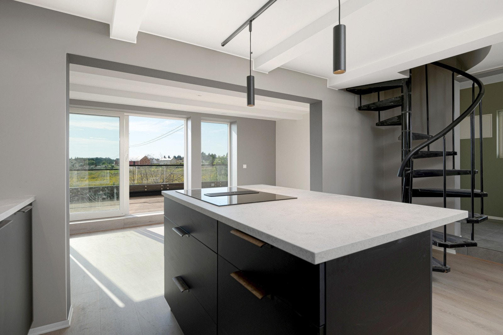 Kjøkkenøyen har en moderne koketopp med avtrekk, slik at man slipper en dominerende vifte i taket Galleribilde