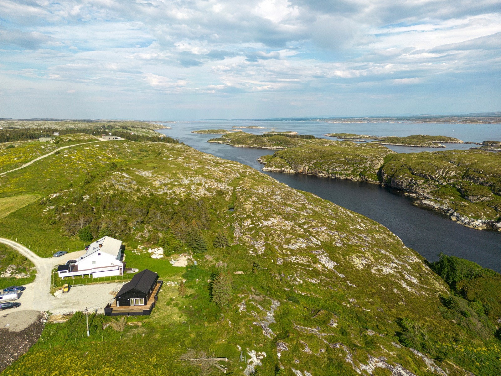 Rolig vik/kanal rett nedenfor eiendommen. Fint for ungene til både bading og fiske Galleribilde