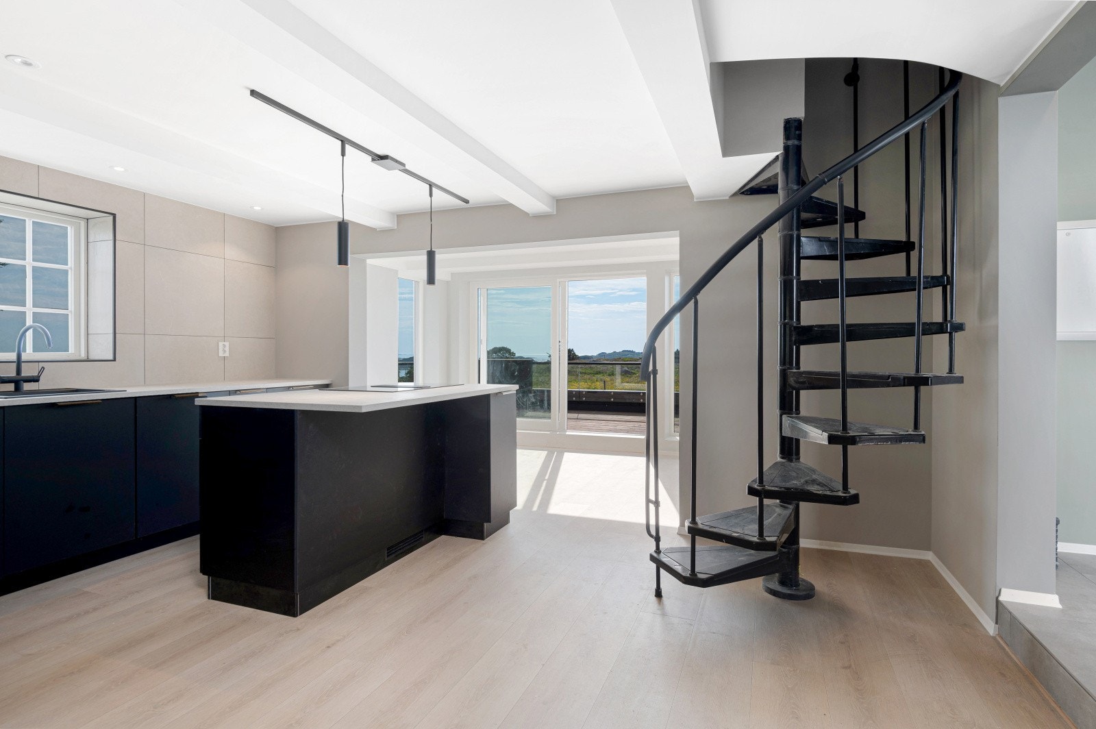 Praktisk sirkeltrapp opp til 2 etasje. Galleribilde