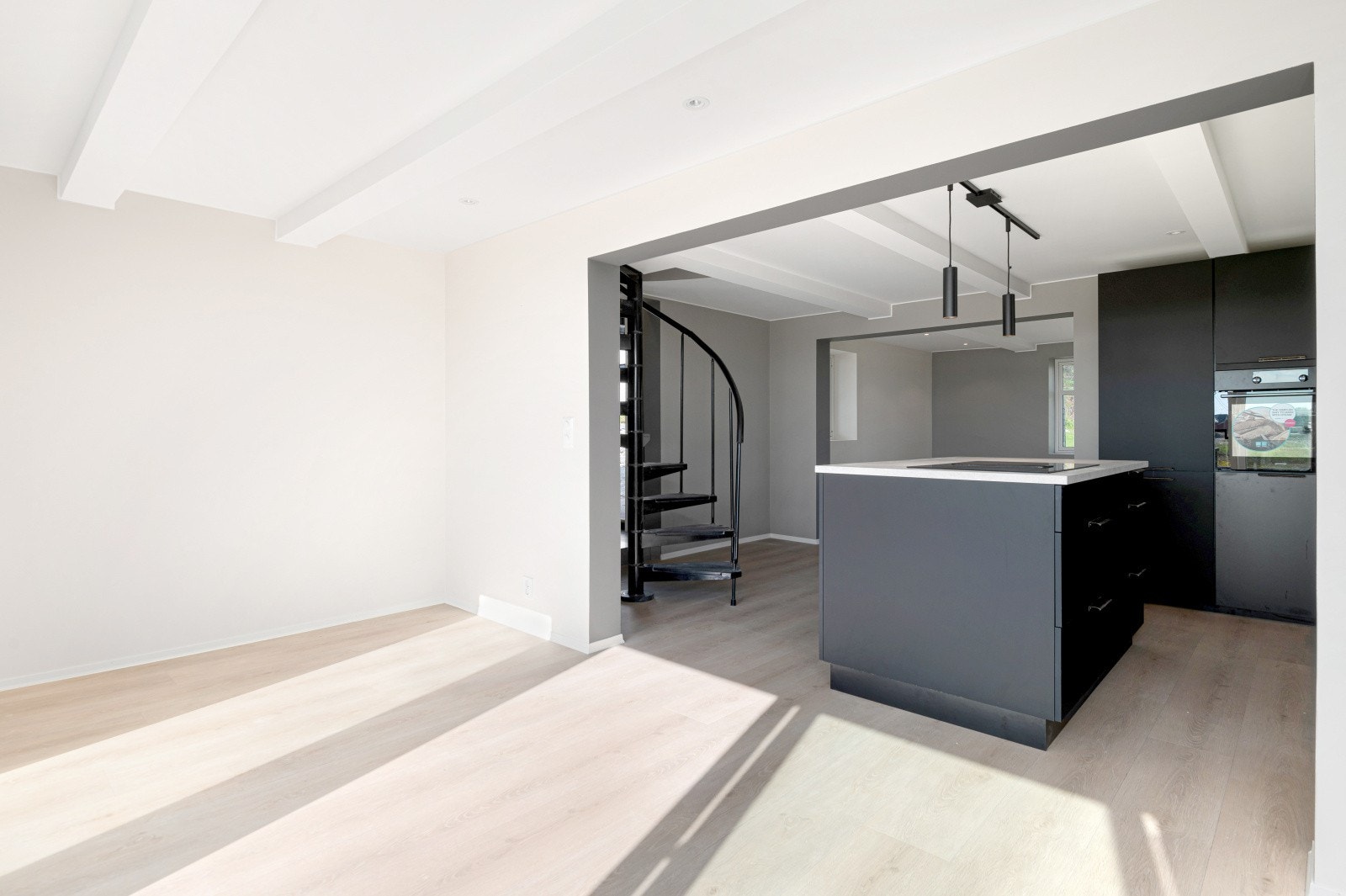 Pent og moderne kjøkken. Integrerte hvitevarer som medfølger boligen Galleribilde