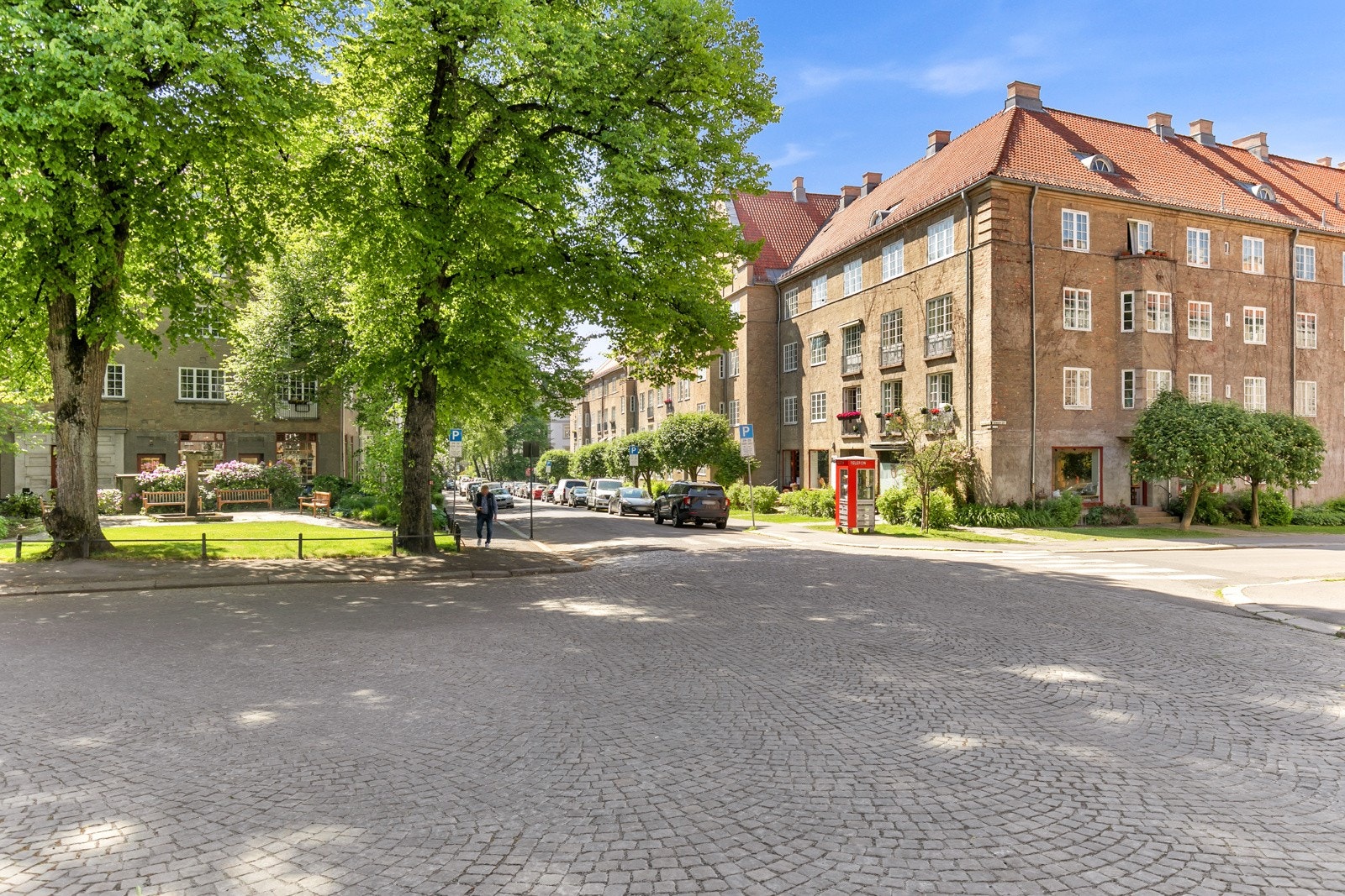 Rolig beliggenhet på Fagerborg ved vakre Jessenløkken, samtidig med kort vei til et yrende kafé- og forretningsliv på Majorstuen. Galleribilde