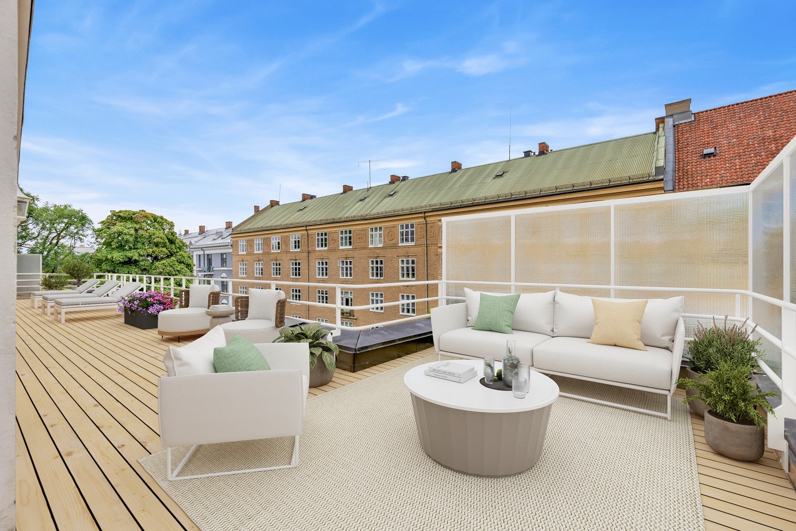 Den fabelaktige terrassen strekker seg rundt to av leilighetens sider. En side vender mot nordøst og den største delen mot vest, så det er sol fra morgen til kveld. (Terrassen er digitalt stylet) Galleribilde