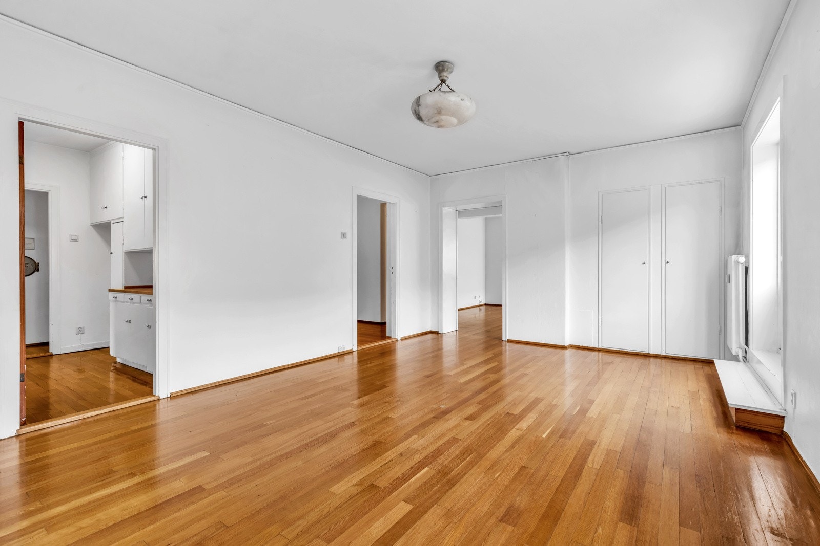 Stue 2. Gården er knyttet til á-konto oppvarming og varmtvann fra fjernvarme som er inkludert i fellesutgiftene. Galleribilde