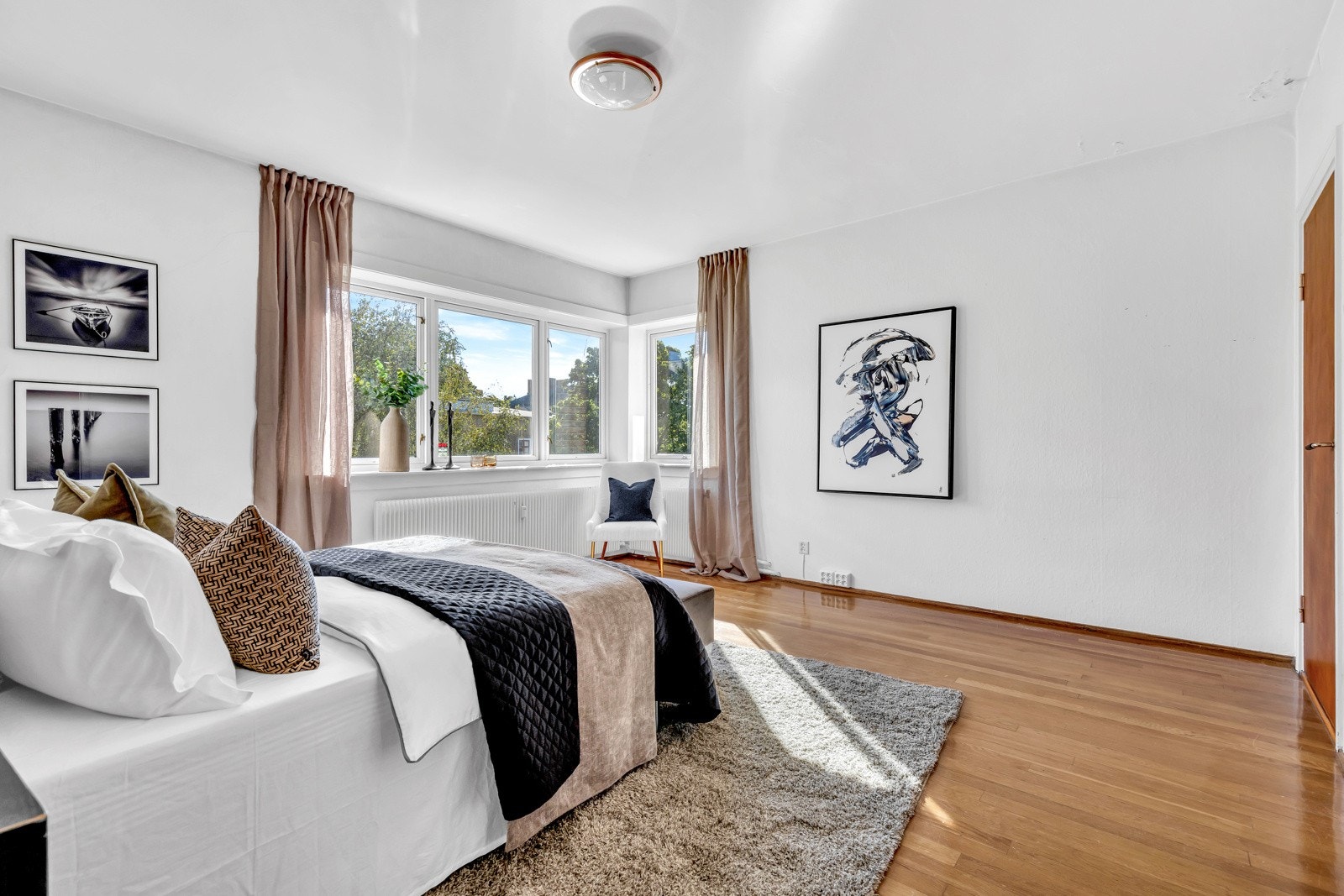 God plass til skap, hyller og kommoder i hovedsoverommet. Galleribilde