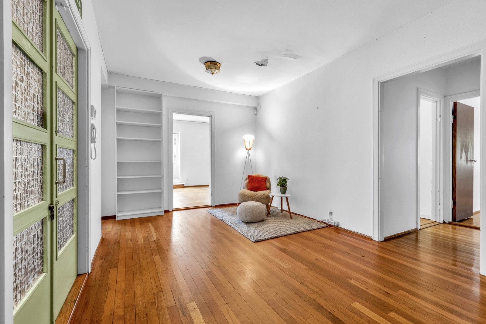 Stor og representativ hall på 21 kvm med god plass til garderobeskap. Dørtelefon. Galleribilde