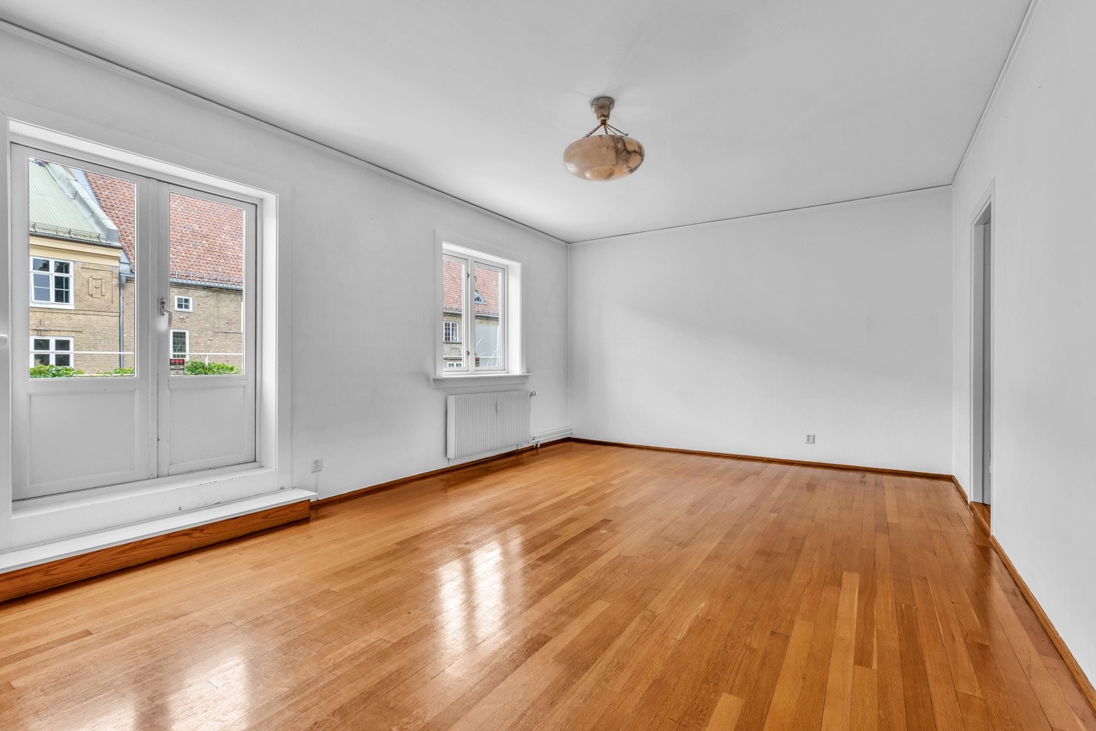 Lys stue med inngang til anretning. Galleribilde