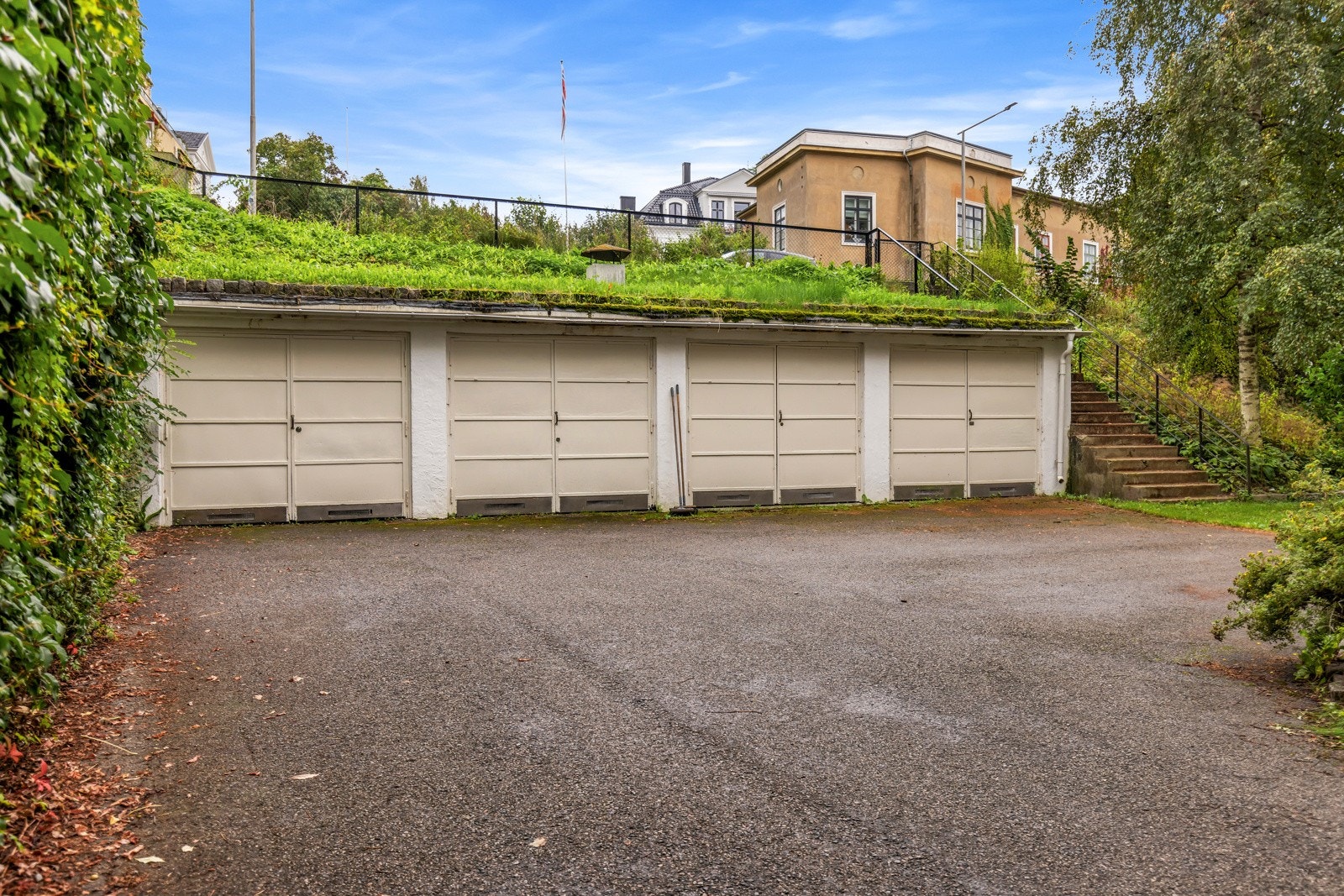 Sameiet har fire garasjer (en brukes som sykkelbod) som leies ut etter fastboende sameiere etter ansiennitetsprinsippet. Se egne garasjevedtekter. Galleribilde