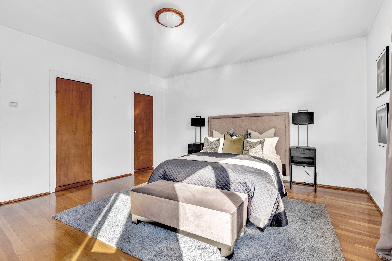 4 av de store soverommene vender ut mot Fagerborggata. Disse ligger i en egen fløy og er oppmålt til hhv 21,14,10,10. Galleribilde