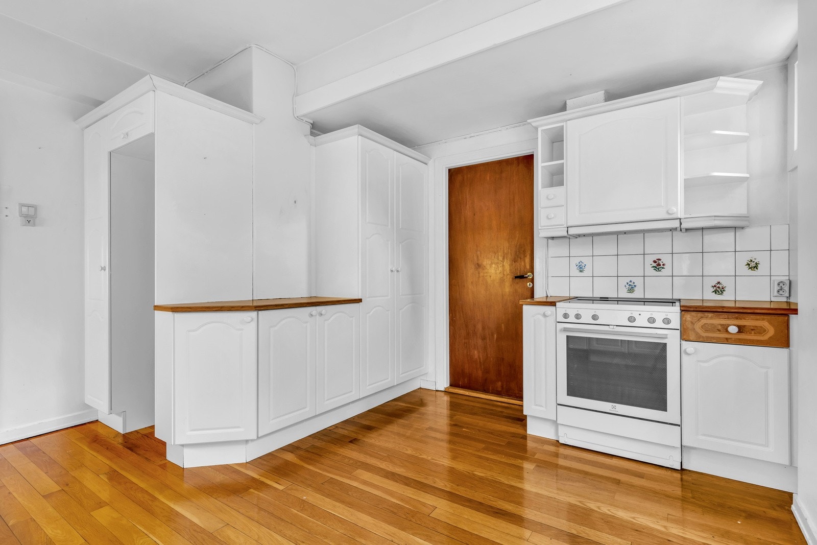 Sammen med anretningen og pikerommet (soverom) som ligger innenfor kjøkkenet, er det sannsynligvis gode muligheter for å bygge om til et stort kjøkken med moderne innredning og planløsning - totalt areal i disse tre rommene er 27 kvm. Galleribilde