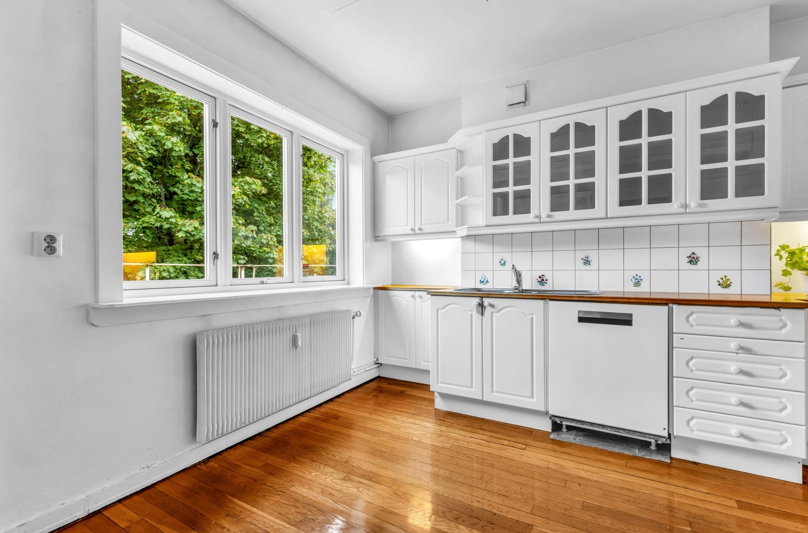 Store kjøkkenvinduer som vender mot nordøst og har morgensol. Galleribilde