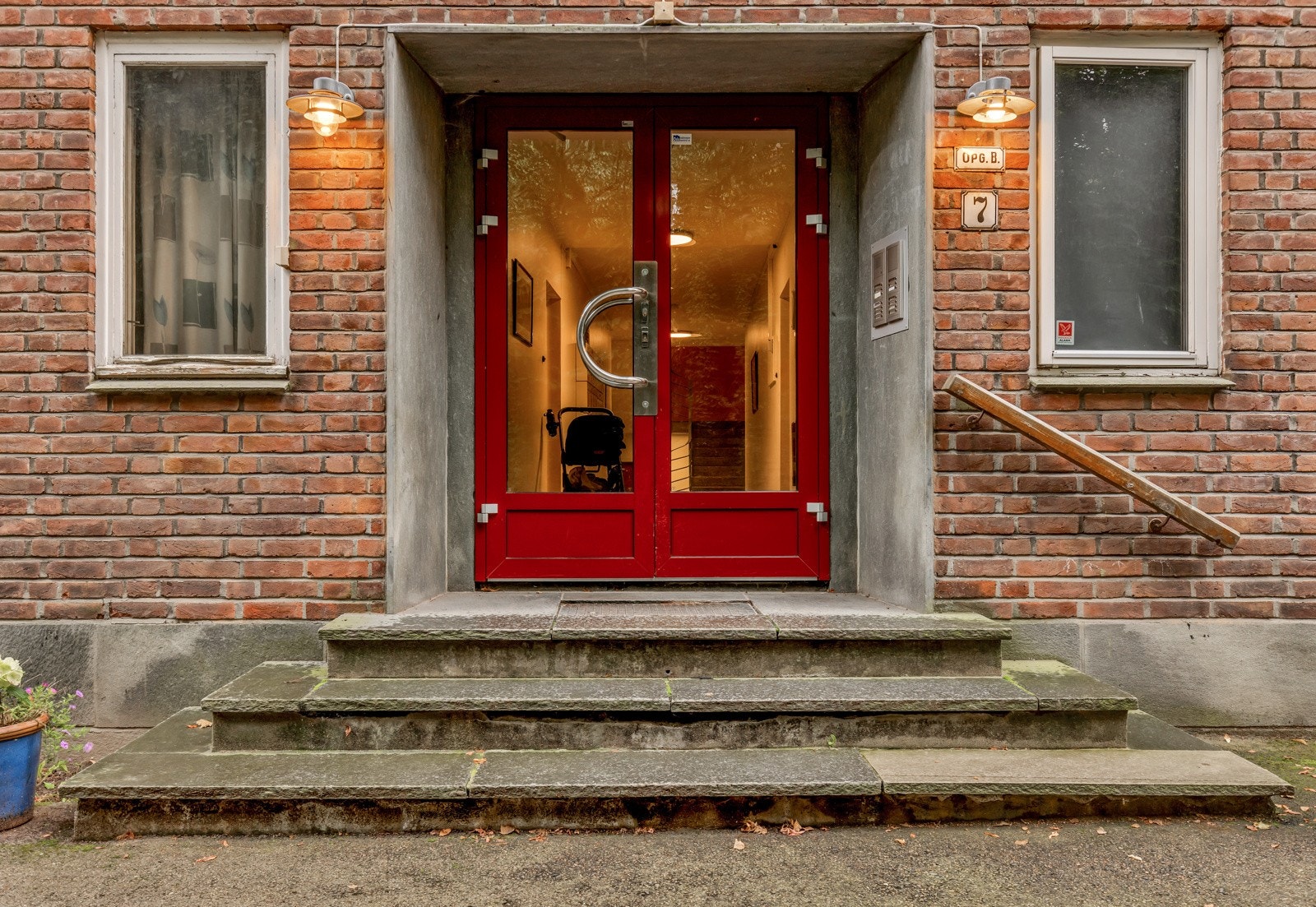 Hyggelig inngangsparti til oppgang B. Galleribilde