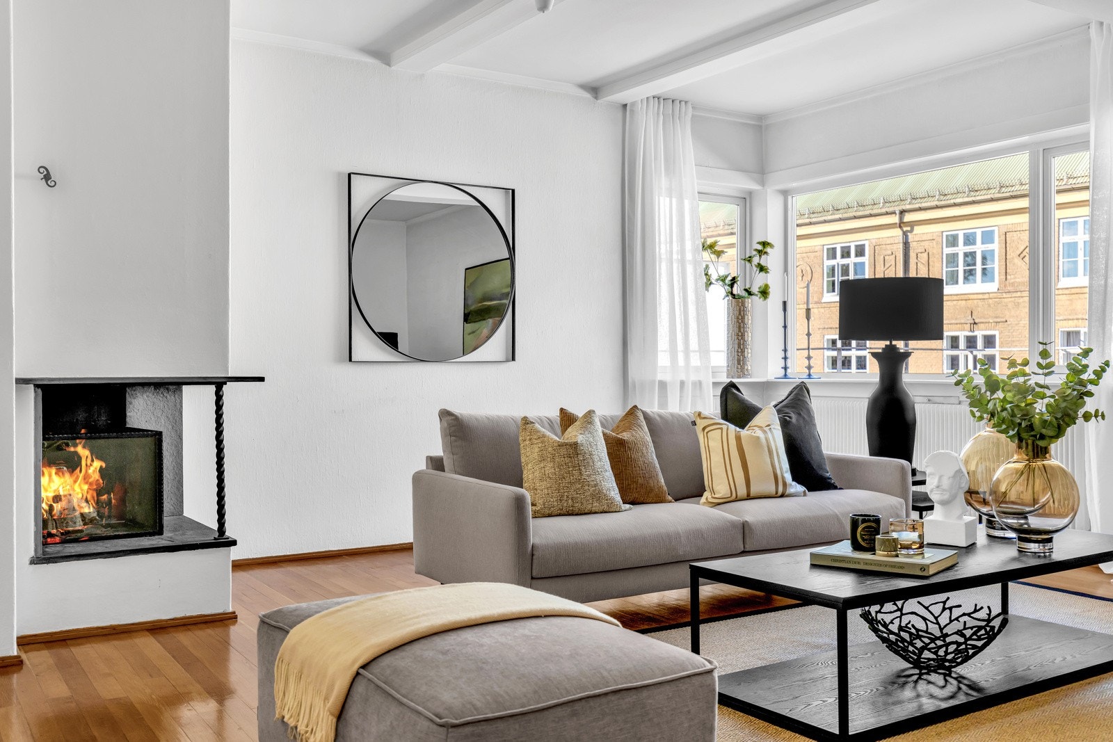 Luftig takhøyde på 2,66 meter og parkett på gulv. Galleribilde