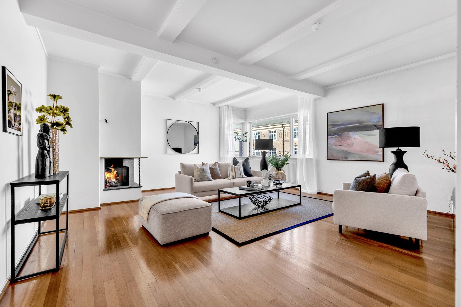 Den største stuen har vinduer i to himmelretninger og måler hele 31 kvm. Galleribilde